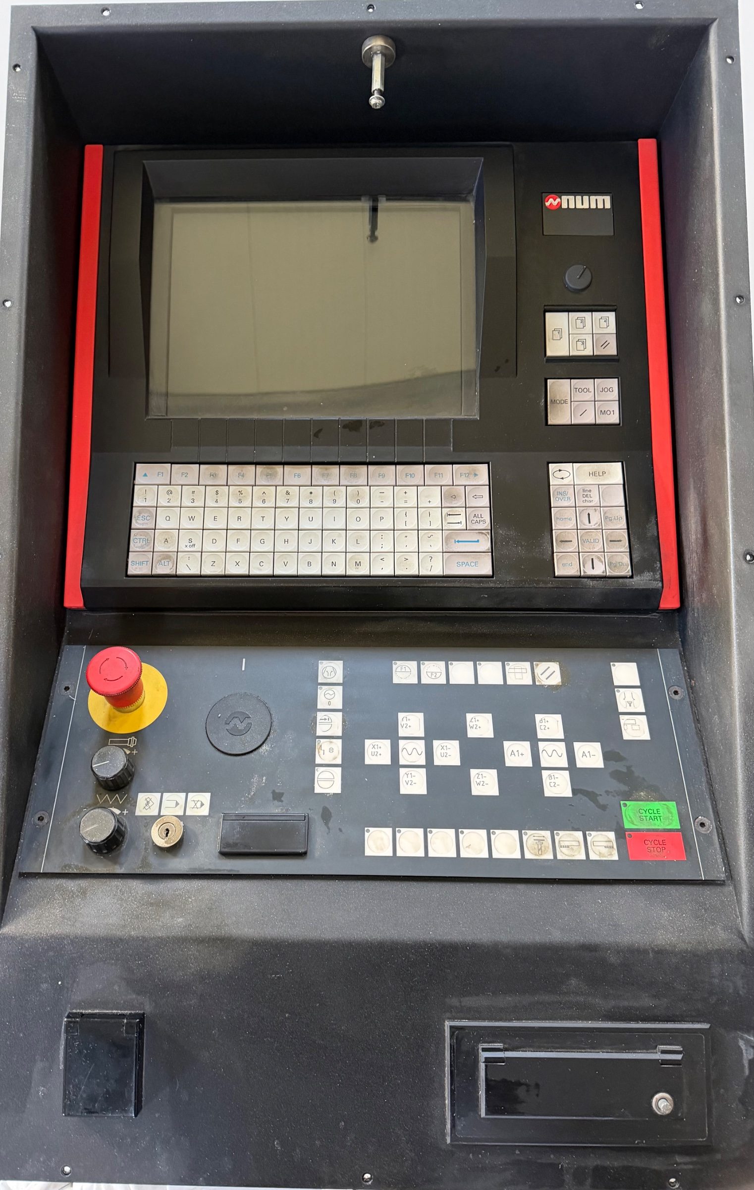 Bedienpult NUM 1060 komplett mit Tastatur, Maschinenbedienfeld, 12,1"-LCD und Diskettenlaufwerk