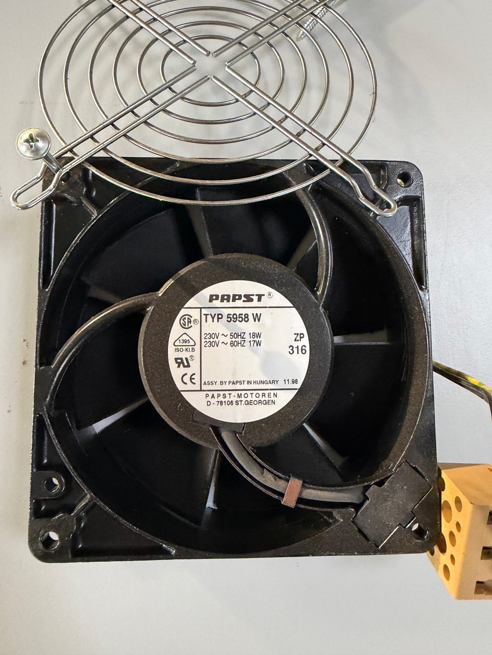 AC-Axiallüfter 230 V mit Schutzgitter und Anschlussklemme