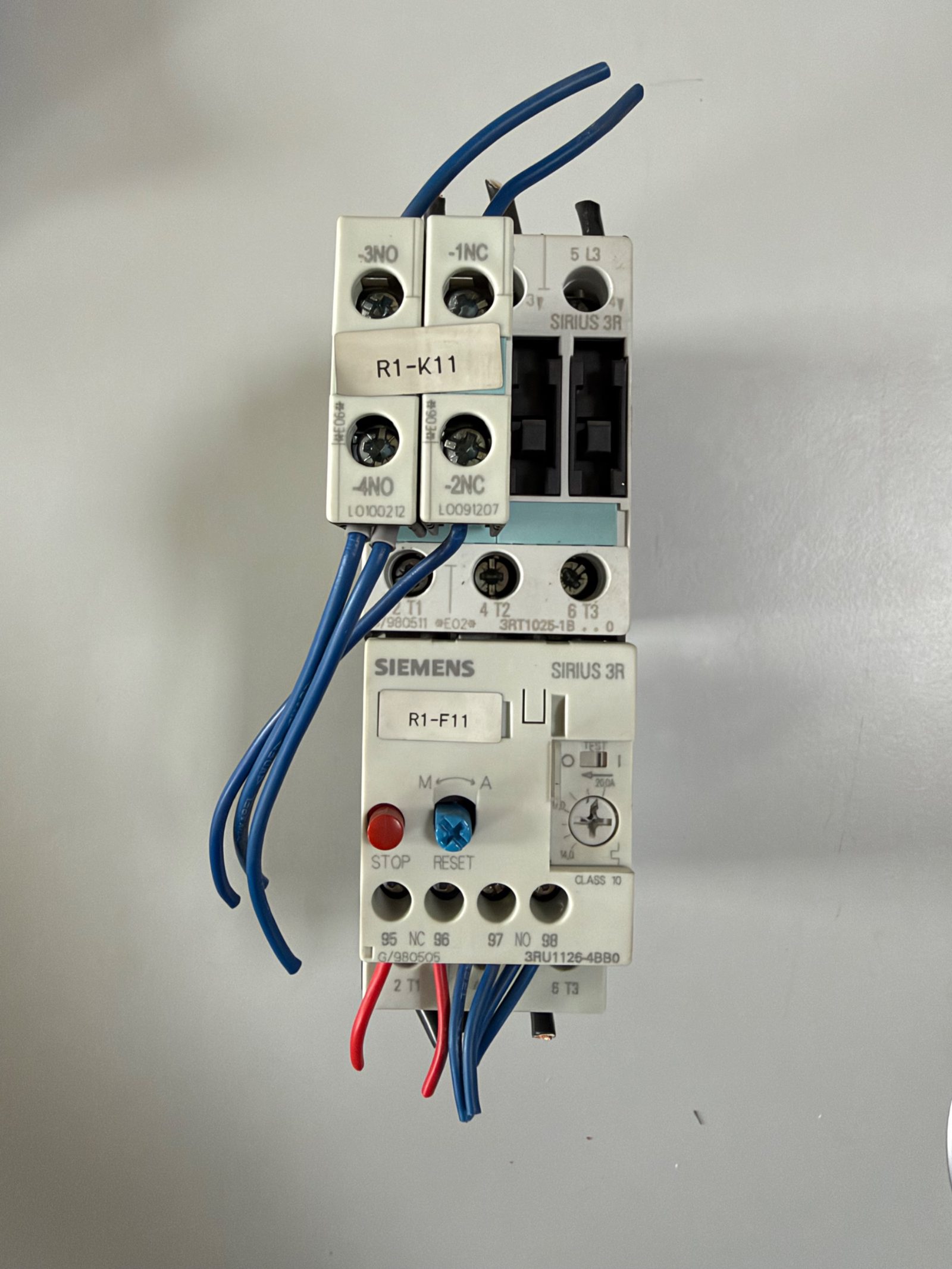 Schützkombination SIRIUS: Leistungsschütz 3RT1025 (7,5 kW, DC-Spule) mit Hilfsschaltern und Überlastrelais 14–20 A