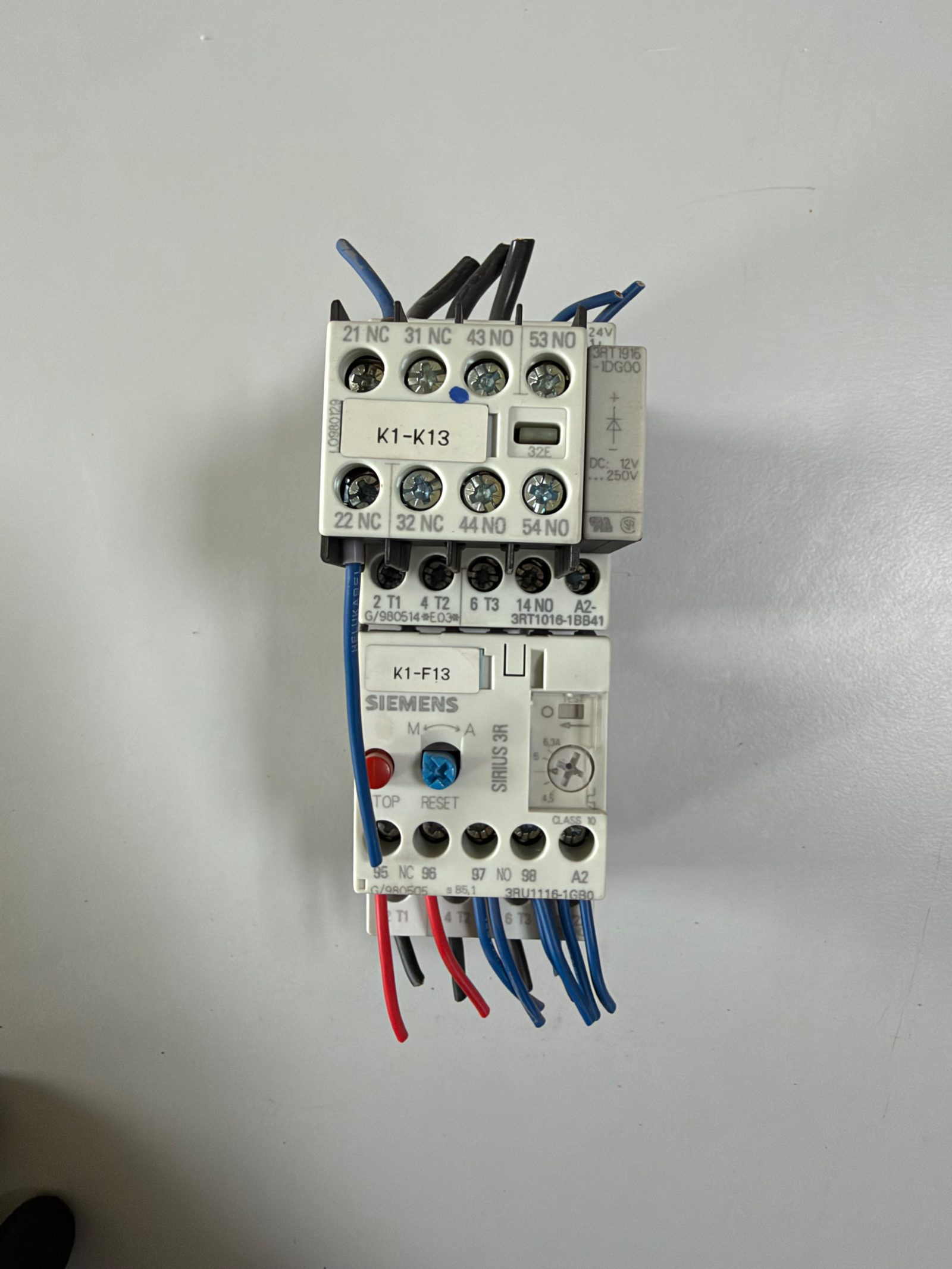 Schützkombination SIRIUS: Leistungsschütz 3RT1016-1BB41 (24 V DC) mit Hilfsschalterblock, Überlastrelais 4,5–6,3 A und Überspannungsbegrenzer