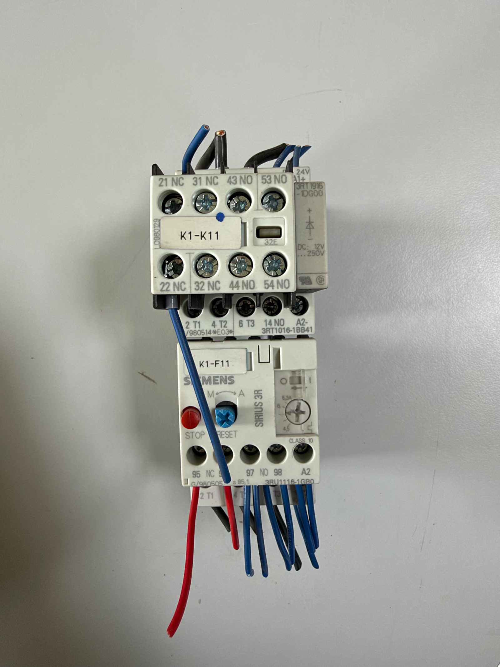 Schützkombination SIRIUS: Leistungsschütz 3RT1016-1BB41 (24 V DC) mit Hilfsschalterblock, Überlastrelais 4,5–6,3 A und Überspannungsbegrenzer