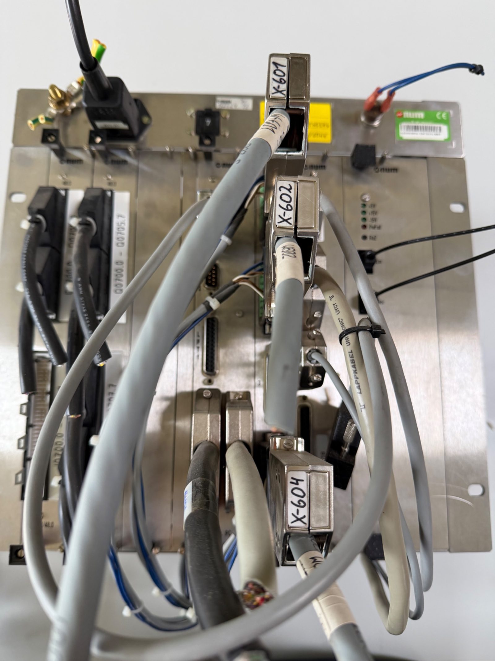 CNC-Steuerungsrack Typ 1062W mit Einschubkarten und Kabeln