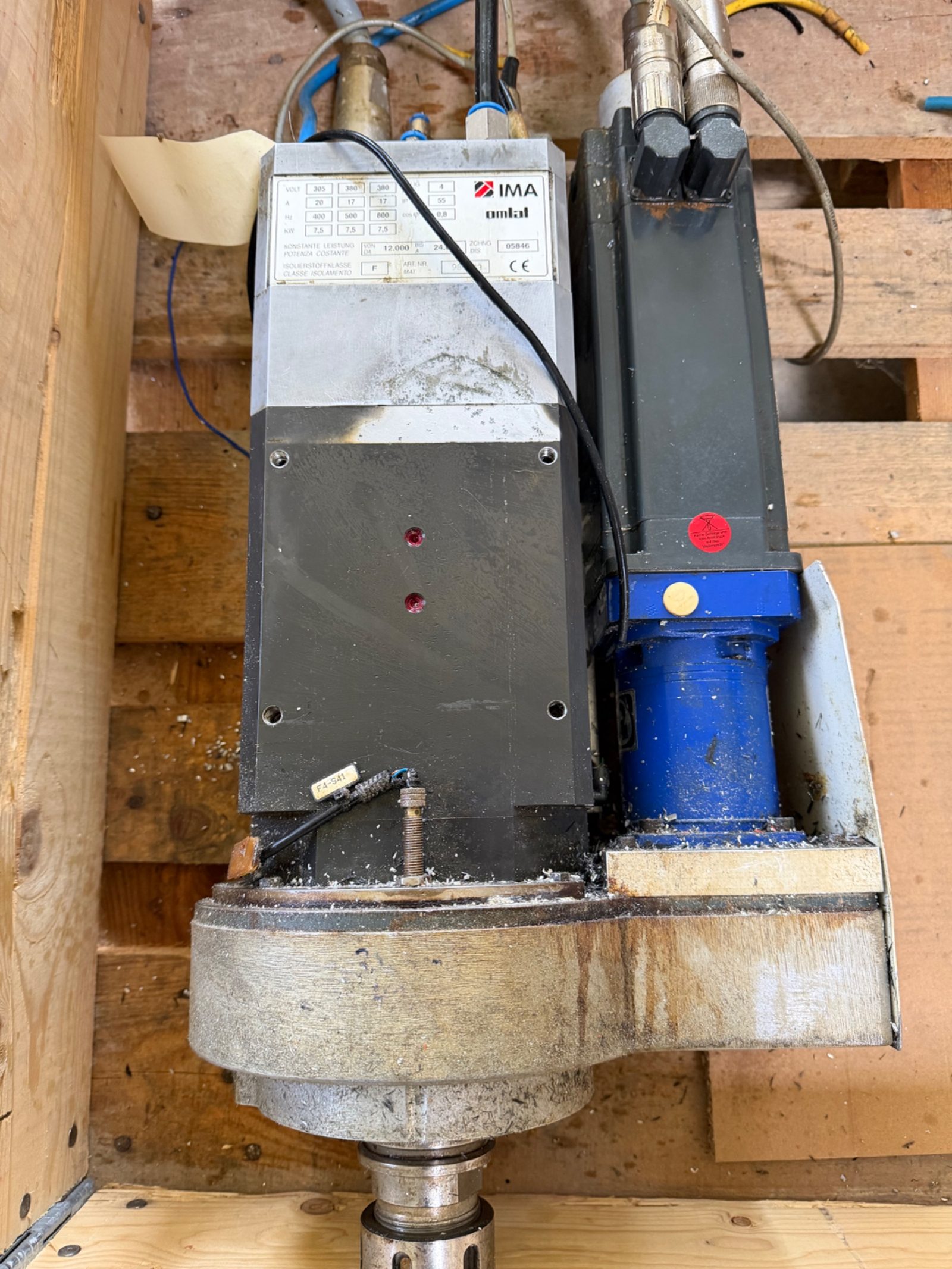 Hochfrequenz-Frässpindel 7,5 kW, 12.000–24.000 min⁻¹, mit angebautem Servomotor