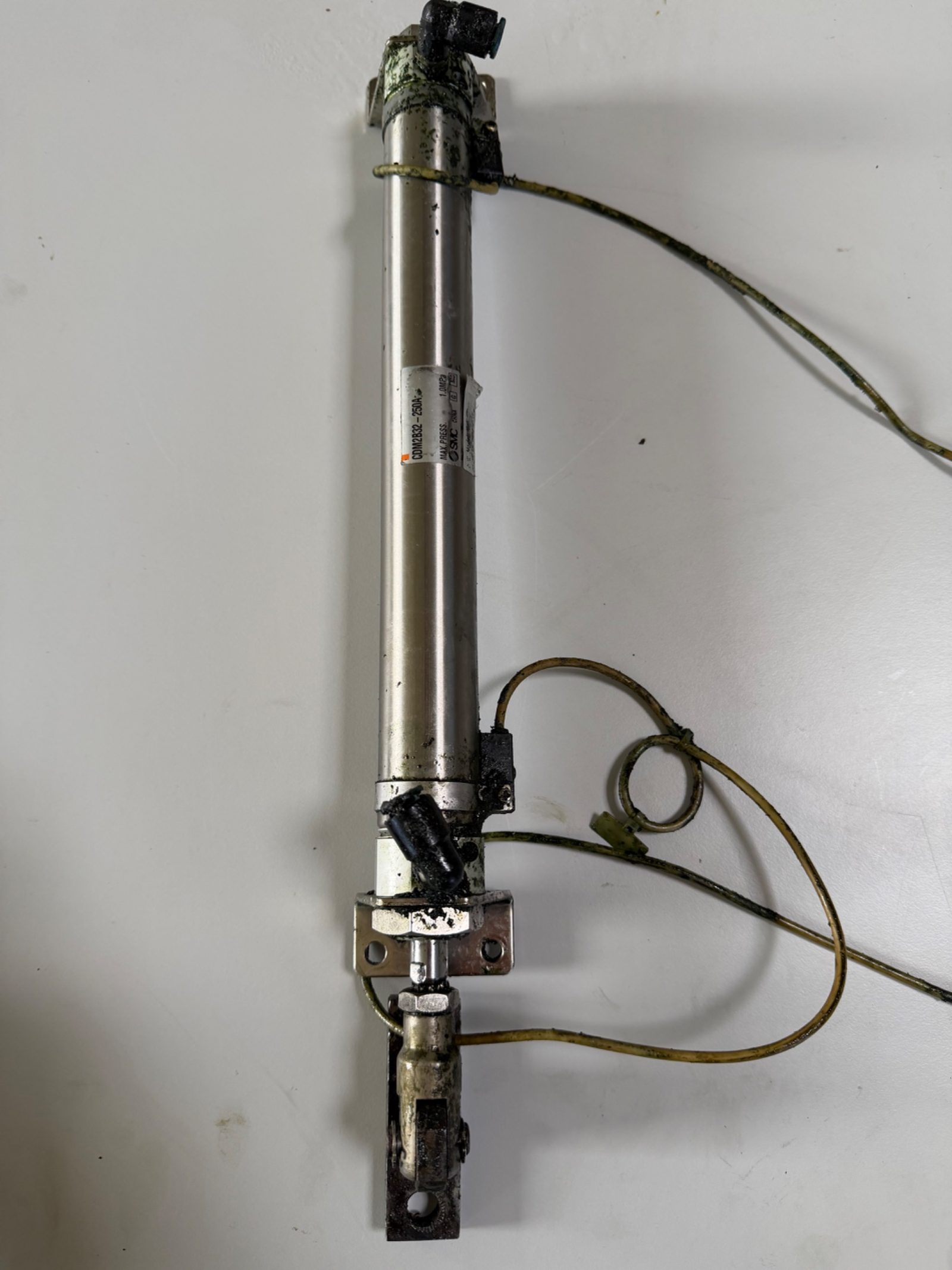 Pneumatikzylinder CM2, Ø 32 mm, Hub 250 mm, mit Magnetkolben, Zylinderschaltern und Gabelkopf